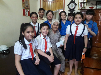 Thăm và tặng quà Mẹ Việt Nam anh hùng