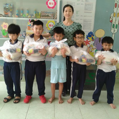 Tặng 40 phần quà cho học sinh có hoàn cảnh khó khăn