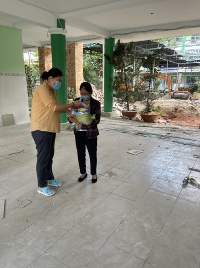 Cô Châu tặng quà cho nhân viên cấp dưỡng không hưởng lương dịch
