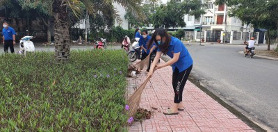 Chi đoàn trường TH Trần Phú ra quân "Ngày chủ nhật xanh" cùng các chi đoàn phường Chánh Nghĩa."