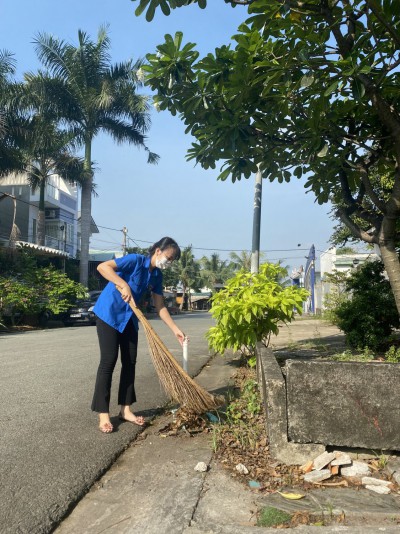 Chi đoàn trường TH Trần Phú ra quân "Ngày chủ nhật xanh"