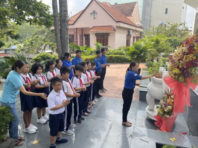 Thắp hương tại đài tưởng niệm nhân ngày thương binh liệt sỹ 27/7