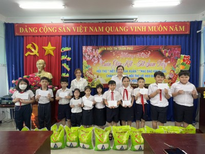 Phụ huynh tặng quà cho học sinh có hoàn cảnh khó khăn trước Tết Nguyên đán