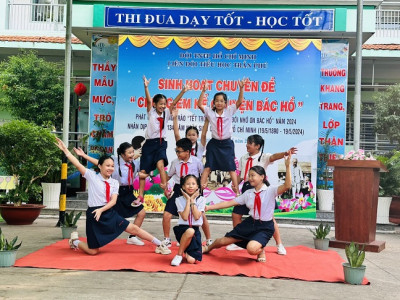 LIÊN ĐỘI TIỂU HỌC TRẦN PHÚ TỔ CHỨC SINH HOẠT CHUYÊN ĐỀ "CHÚNG EM KỂ CHUYỂN BÁC HỒ"