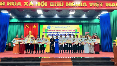 Tham dự hội nghị tuyên dương,khen thưởng giáo viên, học sinh đạt thành tích xuất sắc năm học 2023 - 2024