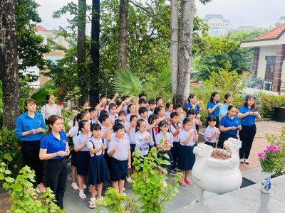 Thắp hương tại đài tưởng niệm các anh hùng Liệt sĩ phường Chánh Nghĩa