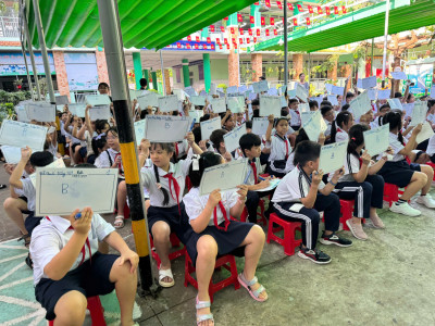 Tổ chức ngày hội Tiếng Anh dành cho học sinh lớp 4.