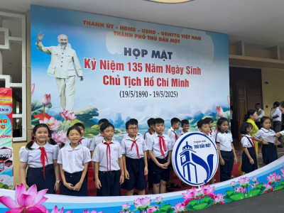 Nhận học bổng của Hội liên hiệp Phụ nữ thành phố Thủ Dầu Một.