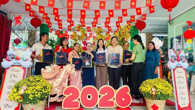 CHI BỘ TRƯỜNG TIỂU HỌC TRẦN PHÚ TẶNG QUÀ TẾT – ẤM ÁP NGHĨA TÌNH ĐỒNG CHÍ