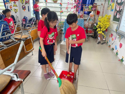 HỌC SINH TỔNG DỌN VỆ SINH TRƯỚC KHI NGHỈ TẾT