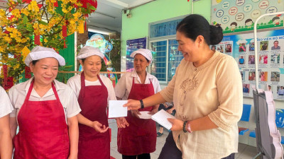 TẶNG QUÀ TẾT BÍNH NGỌ 2026 CHO NHÂN VIÊN NHÀ TRƯỜNG