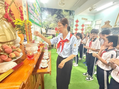 THEO BƯỚC CHÂN NHỮNG NGƯỜI ANH HÙNG