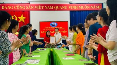 LỄ KẾT NẠP ĐẢNG VIÊN VÀ TRAO QUYẾT ĐỊNH CÔNG NHẬN ĐẢNG VIÊN CHÍNH THỨC