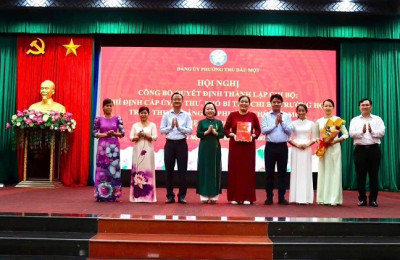 NHẬN QUYẾT ĐỊNH THÀNH LẬP CHI BỘ ĐẢNG VÀ NHẬN KHEN THƯỞNG TẤM GƯƠNG HỌC TẬP VÀ LÀM THEO BÁC
