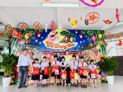 TRAO QUÀ TRUNG THU – GỬI TRỌN YÊU THƯƠNG