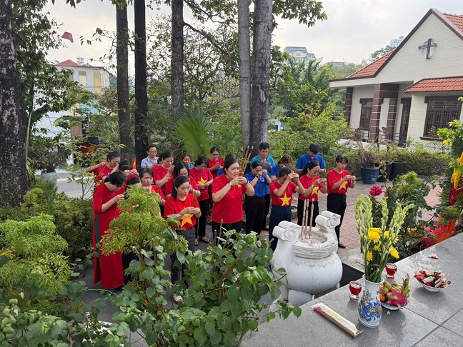 HƯỚNG VỀ NGUỒN – TRI ÂN CÁC ANH HÙNG LIỆT SĨ NHÂN NGÀY 30/4 VÀ 01/5